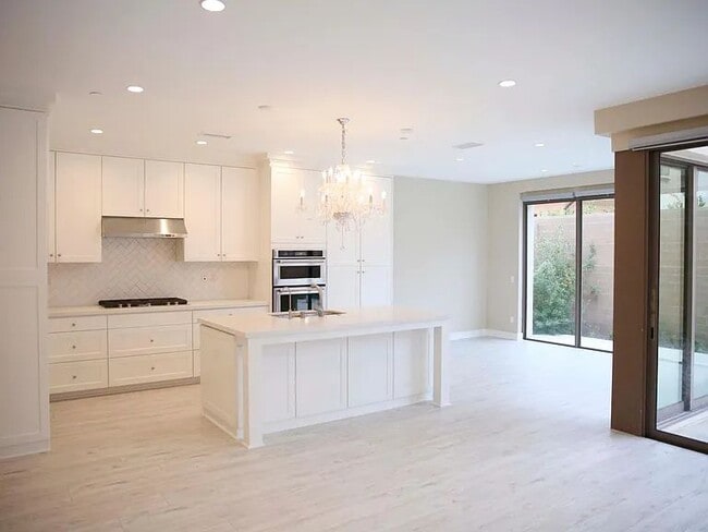 Building Photo - 118 Della