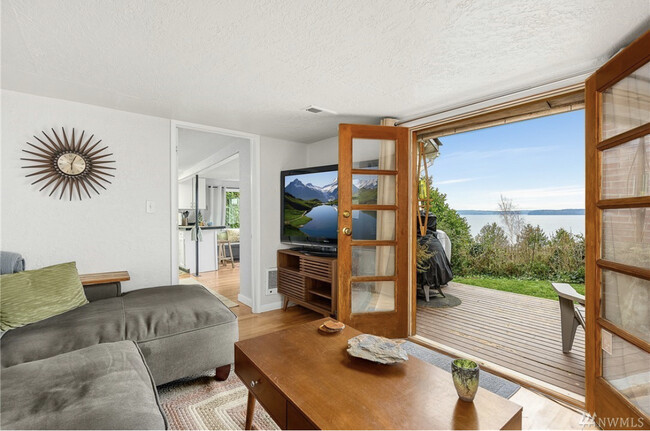Building Photo - 6310 Beach Dr SW