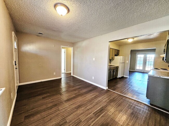 Building Photo - 4 Bed Home with Tons of Space