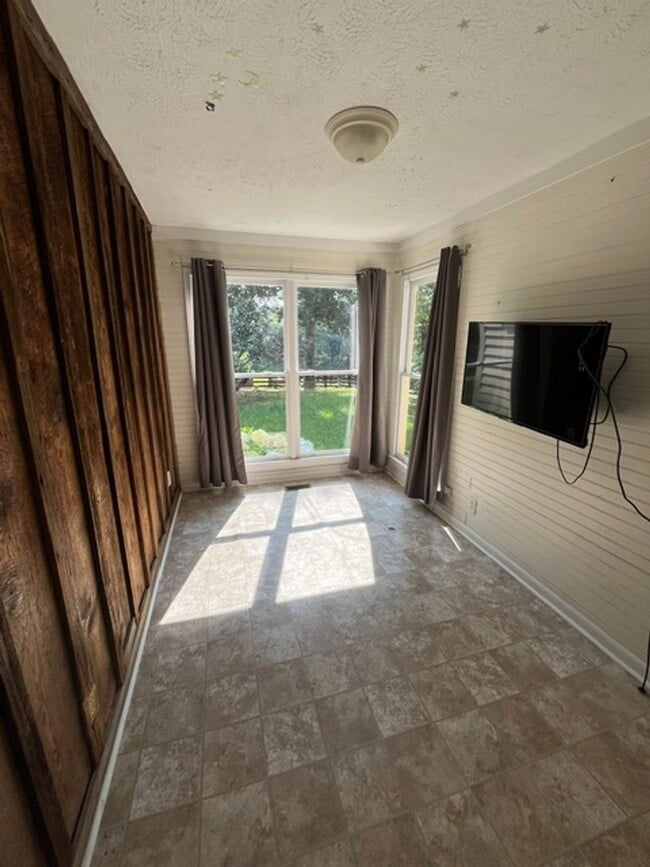Building Photo - 3639 White Sulphur Rd