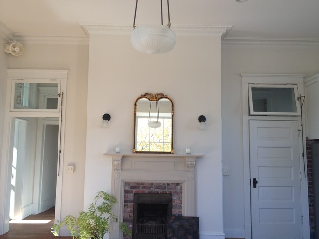 Chimenea/ventanas con travesaños - 120 W 10th St