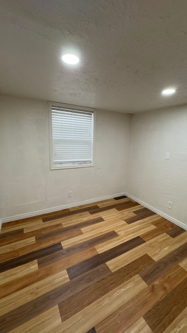 Foto del edificio - 726 Logan Ave S