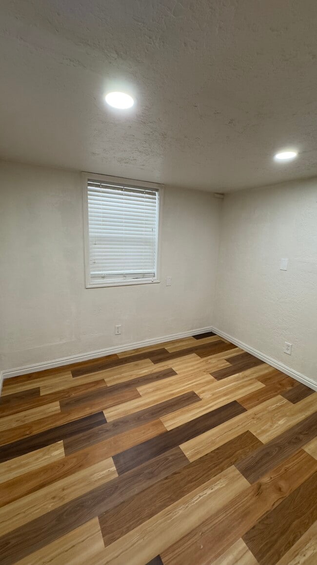 Building Photo - 726 Logan Ave S