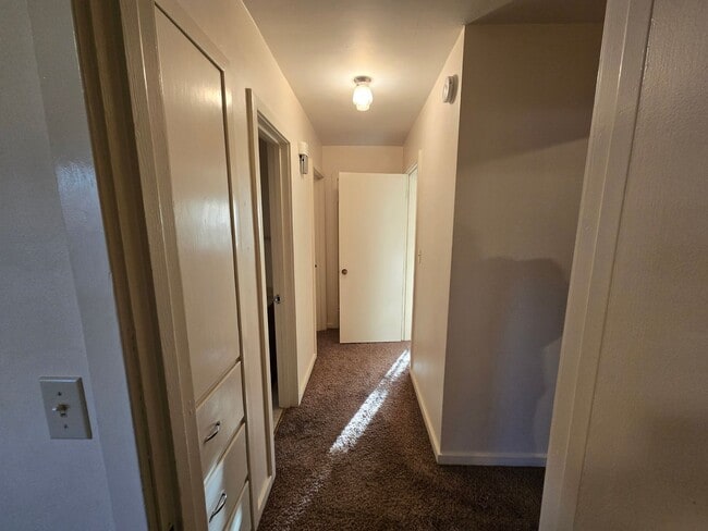 Building Photo - Cozy 2 bedroom Duplex Near Willamette U.