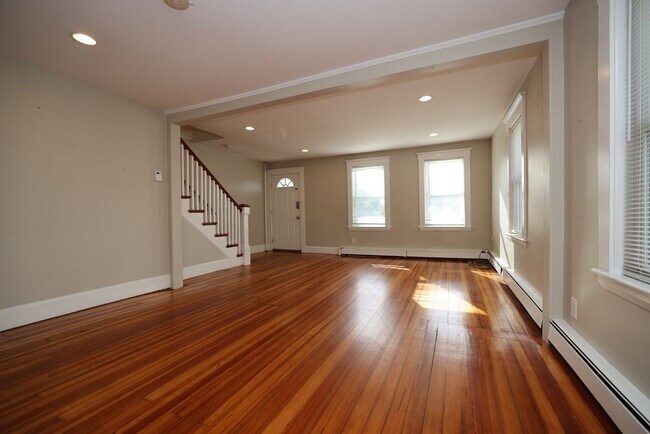 Foto del edificio - 1370 Pleasant St
