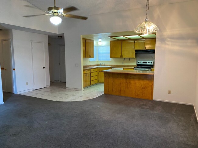 Building Photo - 3 Bedroom 2 Bath Home