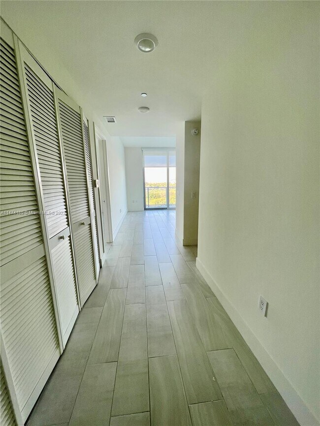Building Photo - 2000 Metropica Wy