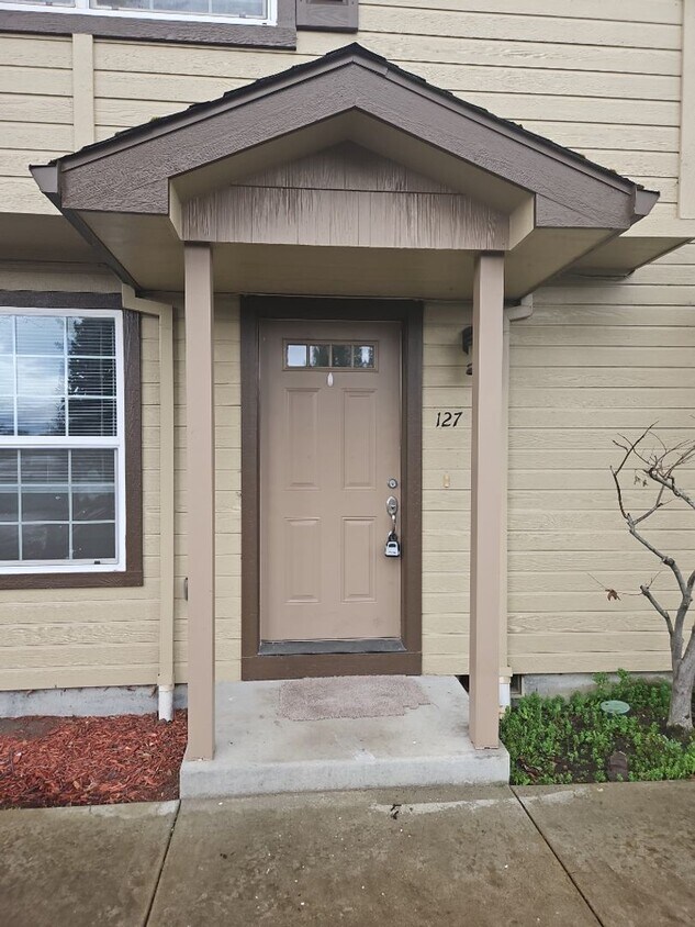 Primary Photo - Available now! - 3 bed, 2 bath Townhouse i...