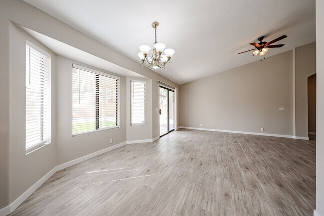Foto del edificio - Welcome to this Charming 3 BEDROOM , 2 BAT...