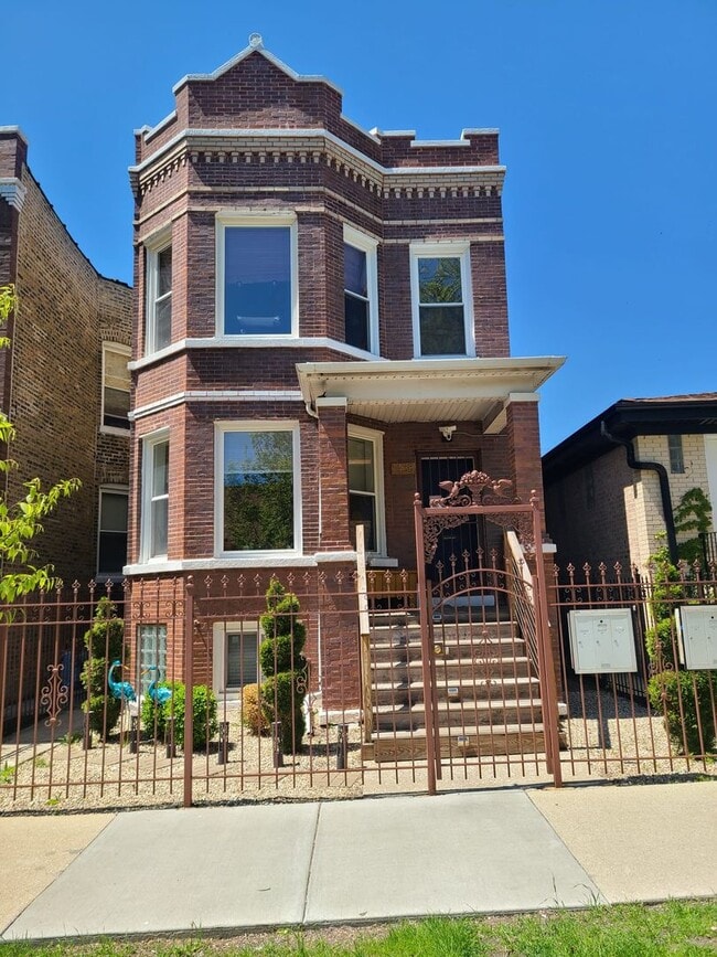 Building Photo - Humboldt Park Apartment