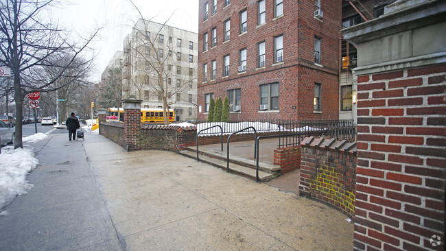 Building Photo - 250 ocean parkway