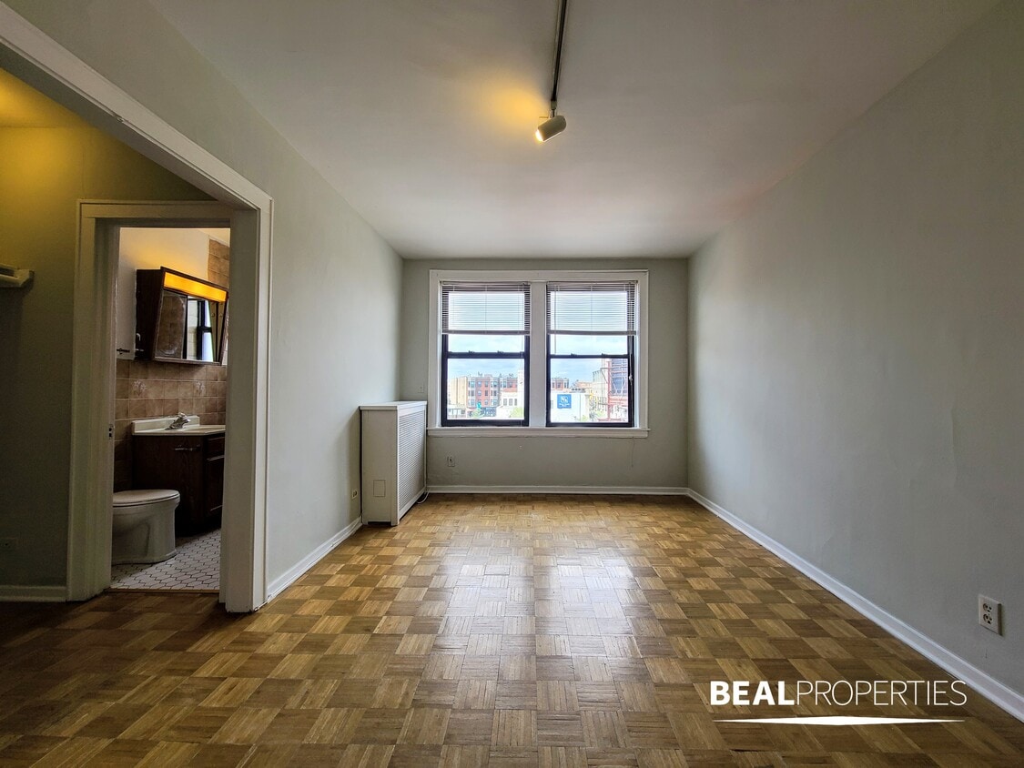 Photo - 739 W Belmont Ave (Chicago, IL)