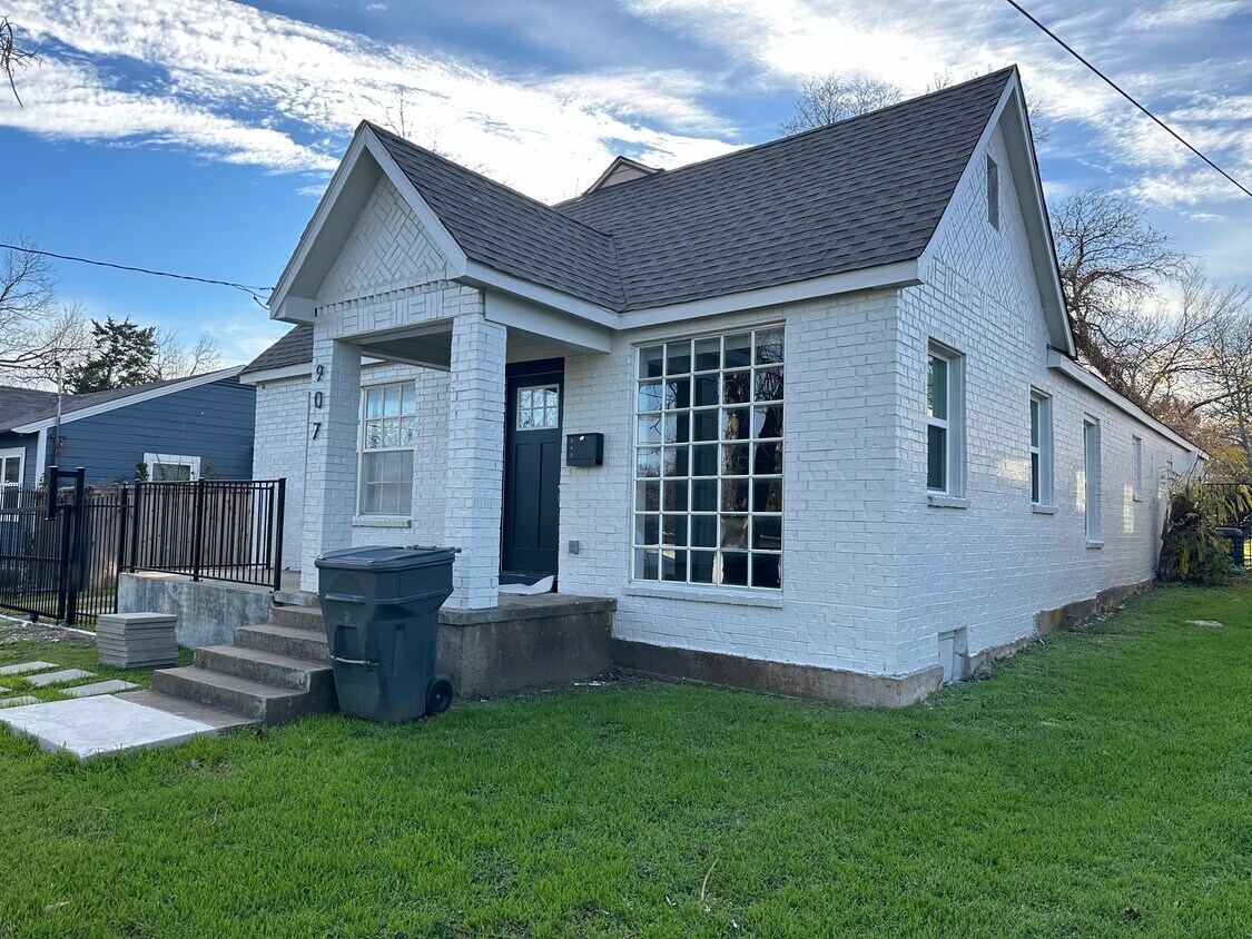 907 S Ravinia Dr, Dallas, TX 75211 House Rental in Dallas, TX