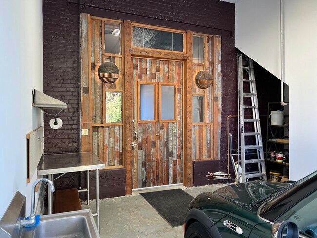 Building Photo - 918 E 5th St