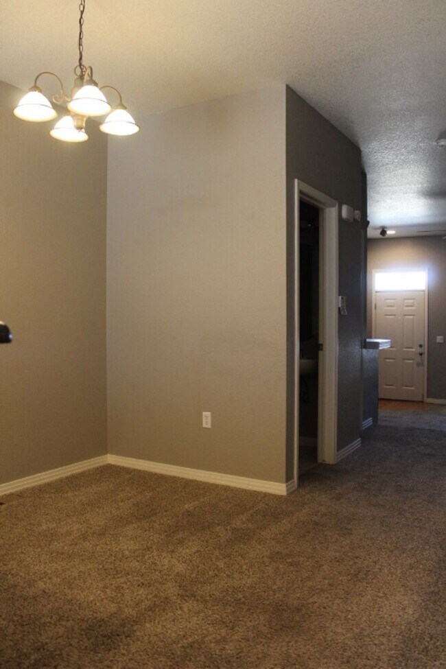 Foto del edificio - Stonegate Townhouse w/ 3 br/3 1/2 baths!!