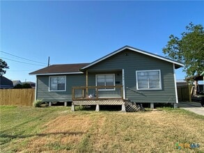 Building Photo - 702 E Stayton Ave