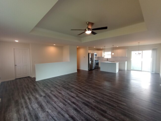 Building Photo - 1429 E Pinecrest Ln