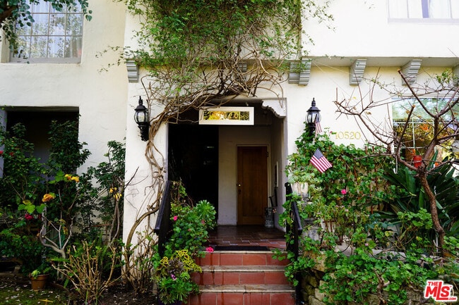 Foto del edificio - 10520 Eastborne Ave