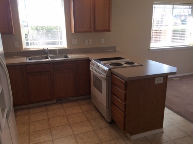 Building Photo - 2285 NW McGarey Dr