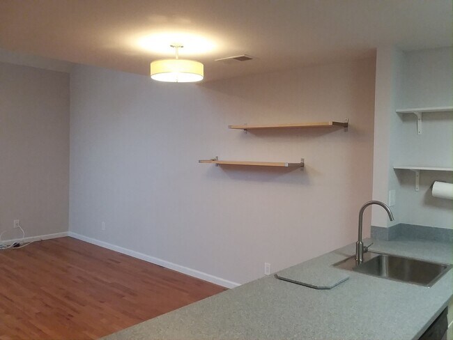Building Photo - Sunny & Spacious 2BR/ 2BA Condo in Silver ...