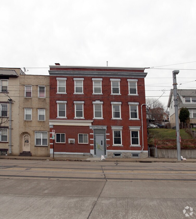 Primary Photo - 1701 Broadway Ave
