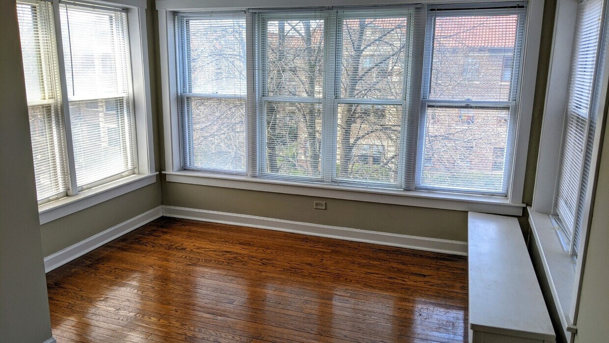 Sun Porch - 621 Sheridan Rd