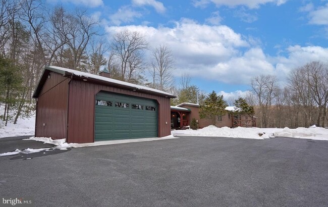 Building Photo - 371 Green Tree Dr