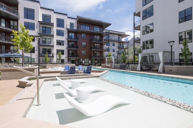 Building Photo - Grandeur Apartments