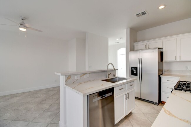 Foto del edificio - BEAUTIFUL 2 STORY SINGLE FAMILY HOME WITH 3 BEDROOMS AND 2.5 BATHS LOCATED IN SOUTHWEST