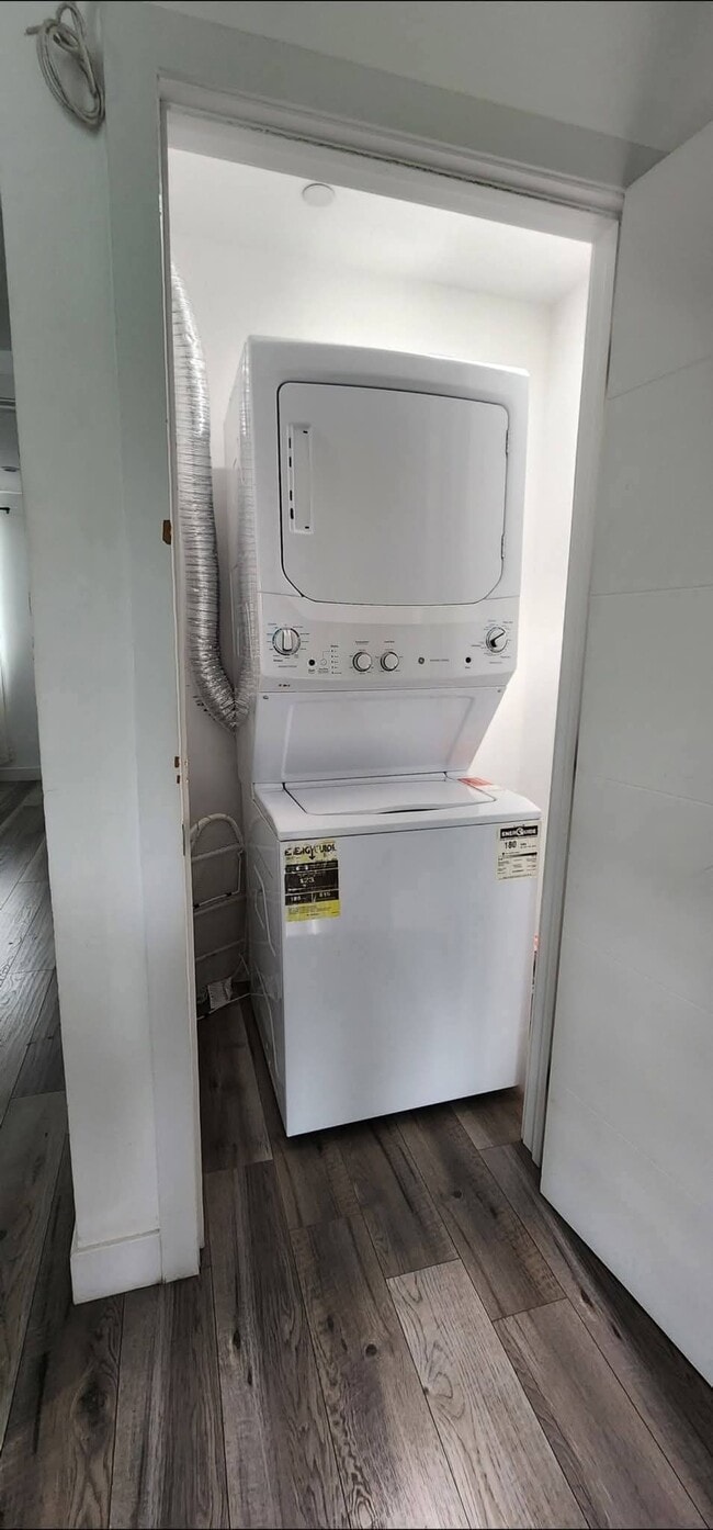 Building Photo - 1228 Alexandria Ave