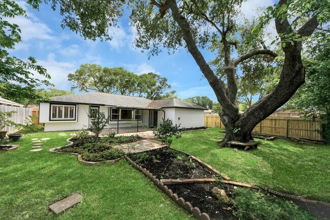 Foto del edificio - 16222 Forest Bend Ave