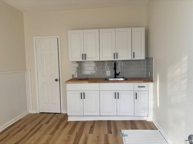 Building Photo - Spacious 5-Bedroom Single-Family Home Available for Rent