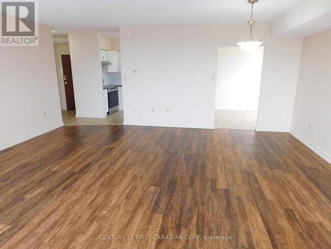 Photo du bâtiment - 744 Wonderland Rd S