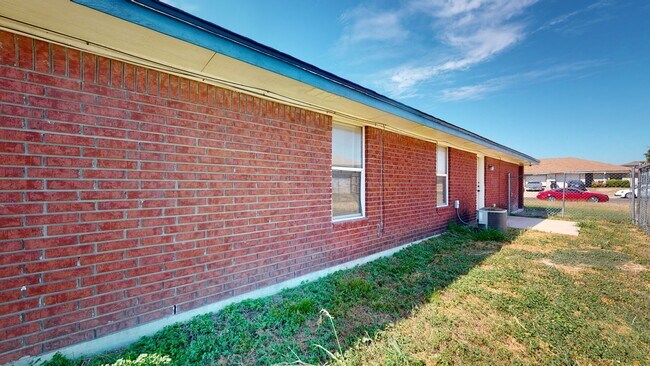 Foto del edificio - 2 WEEKS FREE! ALL TILE 3 BEDROOM, 2 BATH, ...