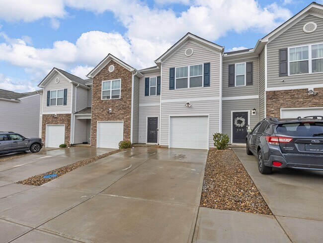Foto del edificio - $500 OFF First Months Rent!! Modern living meets Convenience- Townhome in Greer, SC!