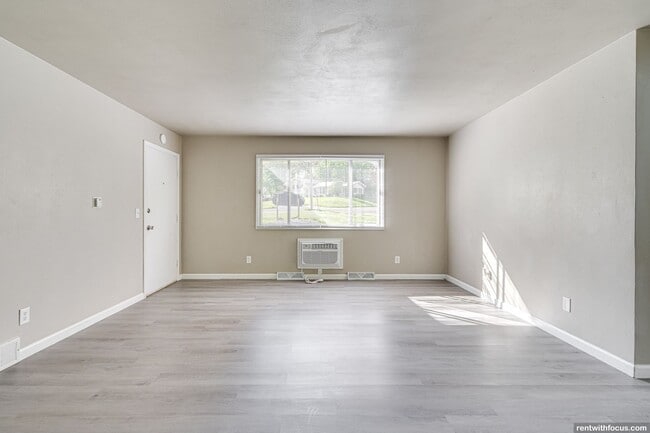 Building Photo - 716 12th St