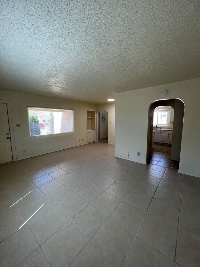 Foto del edificio - Nice 3 bedroom 1 3/4 Bath 2 Car Garage with large front and back yard!