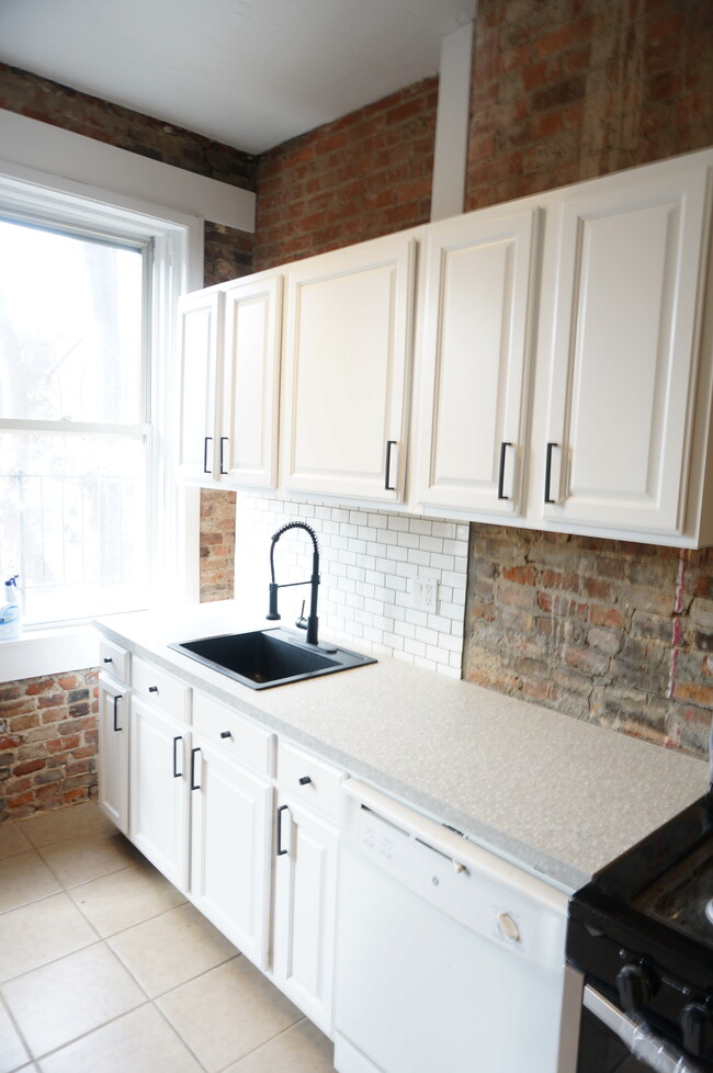 Building Photo - 965 Parkside Plz