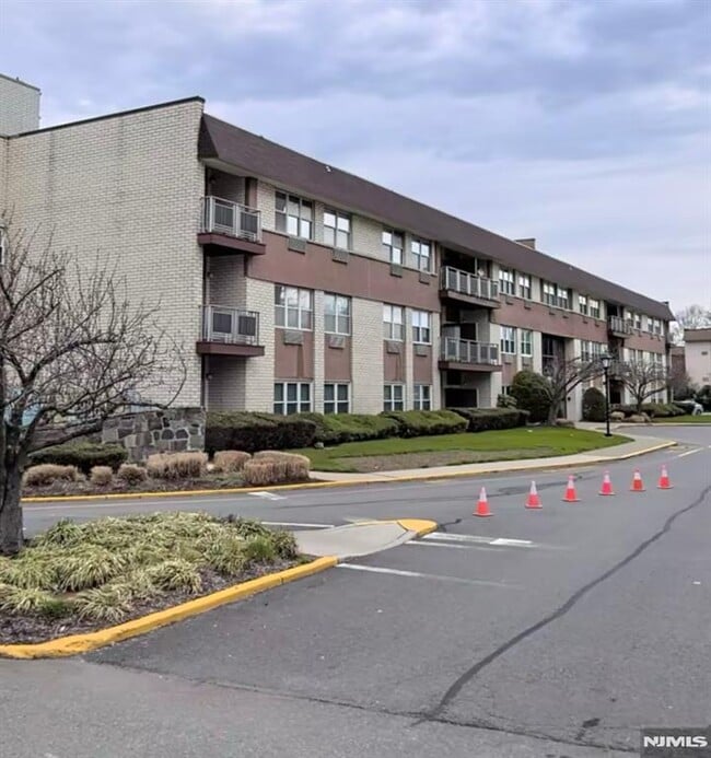 Building Photo - 1111 River C32