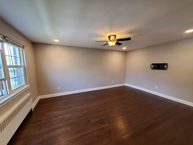 Building Photo - 35 Parkway Vlg