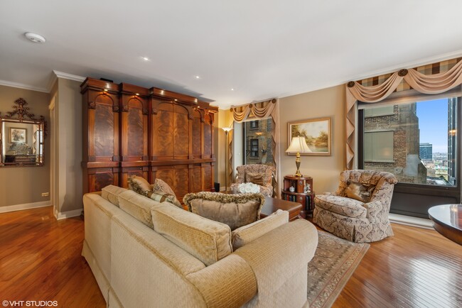 Building Photo - 40 E Delaware Pl