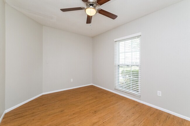 Building Photo - 3407 Groveview Dr