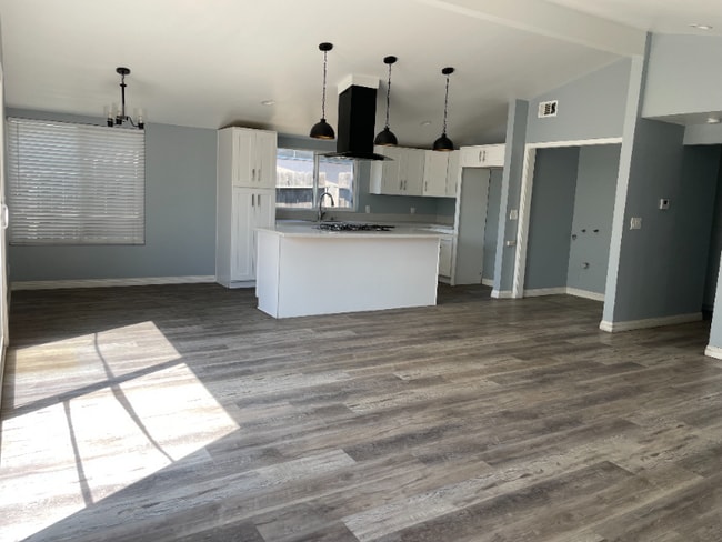 Building Photo - 510 W Woodcrest Ave