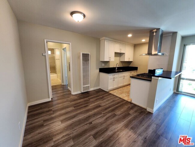 Foto del edificio - 7925 Vineland Ave