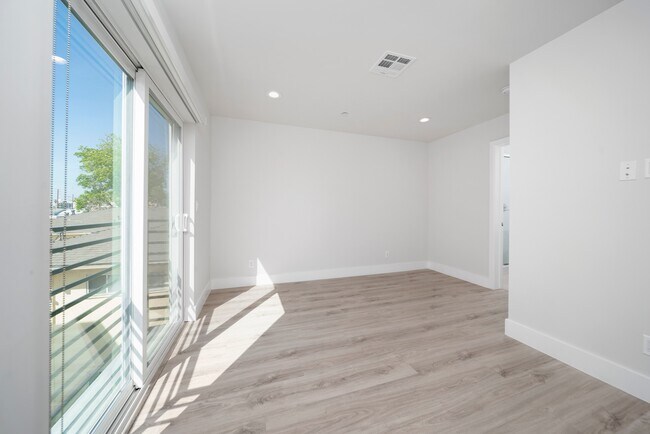 Foto del edificio - 5221 Cleon Ave