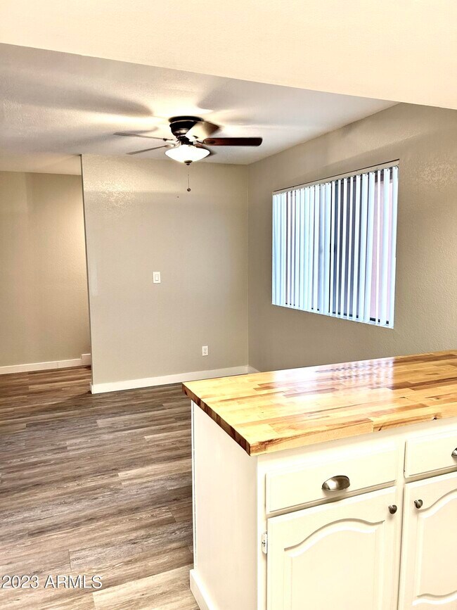 Foto del edificio - 4303 E Cactus Rd