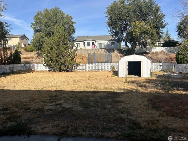 Building Photo - Beautiful 4 Bedroom Home!
