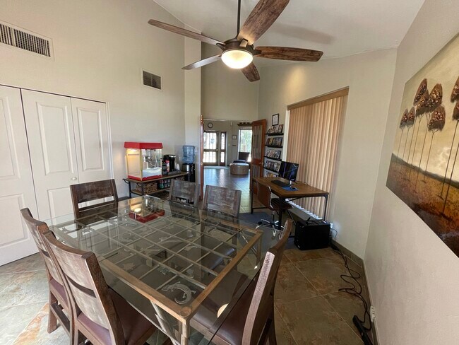 Refrigerios - The Woods Apartments at Midvale Park