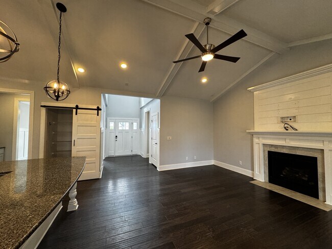 Foto del edificio - 64 Evergreen Ln