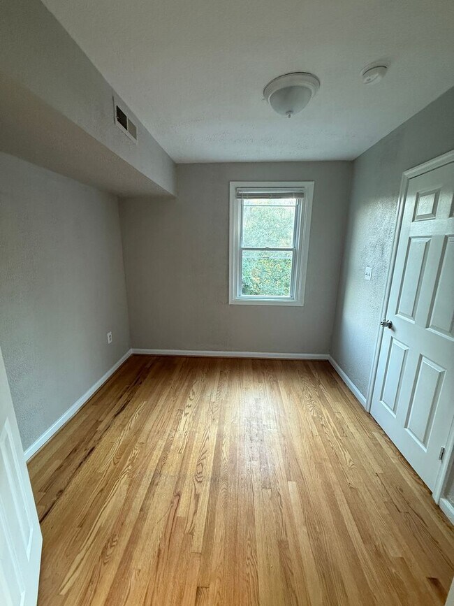 Foto del edificio - 451 Burbank St SE